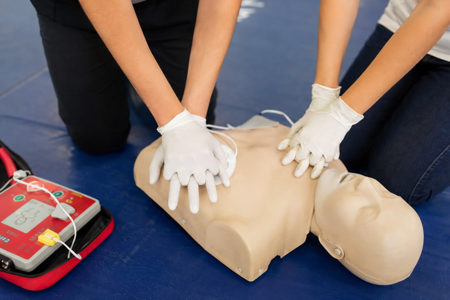 Treinamento de reanimação cardiopulmonar com manequim